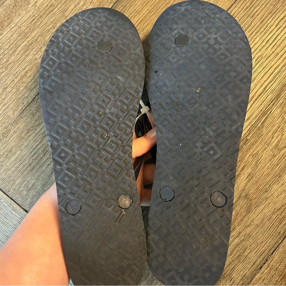 Tory Burch blue floral flip flops - Picture 4 of 4